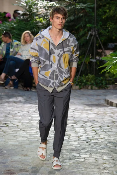 Look 17
